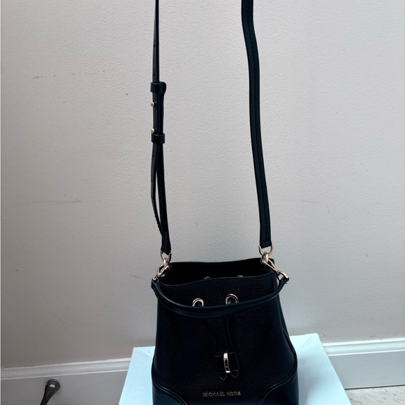 Michael Kors Black Mercer Bucket Shoulder Bag - Picture 5 of 8
